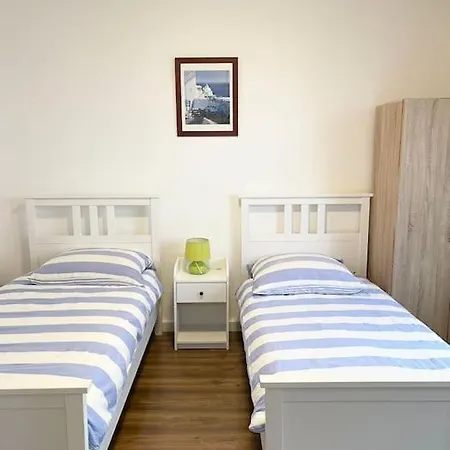 Easy To Dusseldorf Messe And Airport, 2 Bedrooms, With Kitchen, Garden דירה דיסבורג