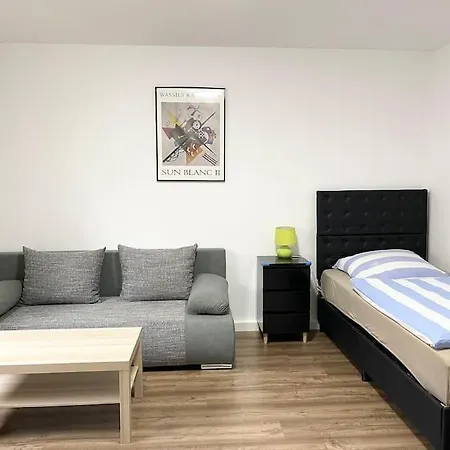 Easy To Dusseldorf Messe And Airport, 2 Bedrooms, With Kitchen, Garden