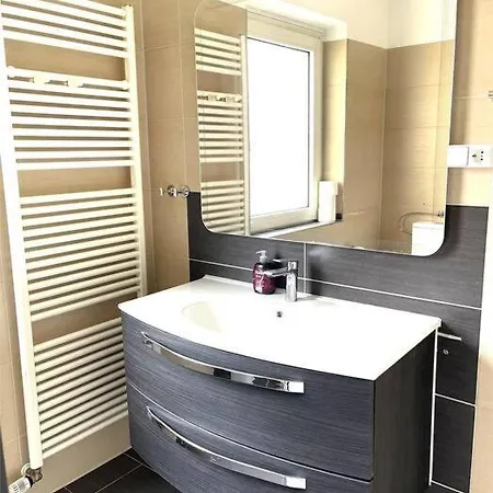 Easy To Dusseldorf Messe And Airport, 2 Bedrooms, With Kitchen, Garden דירה דיסבורג