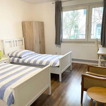 Easy To Dusseldorf Messe And Airport, 2 Bedrooms, With Kitchen, Garden דירה דיסבורג