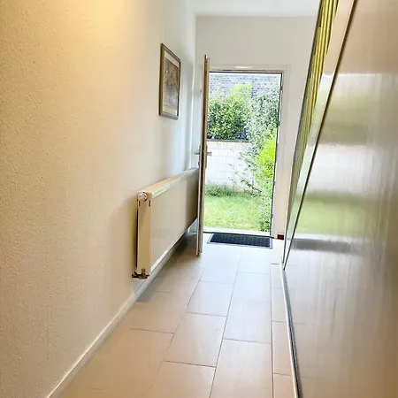 Easy To Dusseldorf Messe And Airport, 2 Bedrooms, With Kitchen, Garden דיסבורג